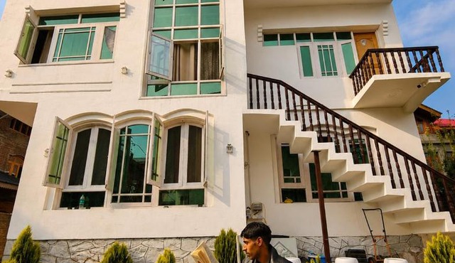 Shesh Bagh Kashmiri Villa near Mughal Gardens and Dal Lake
