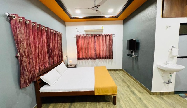 Shiv Sai Holiday Home - by iIRA Stays