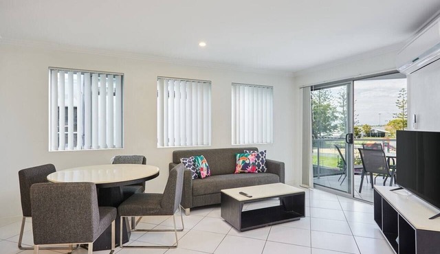 Southport Heart 2BR | Walk to Broadwater Park