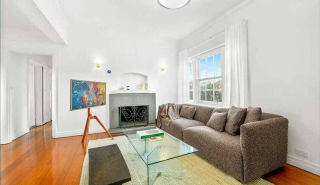 Spacious 2BDR Apt in the Heart of East Melbourne in East Melbourne