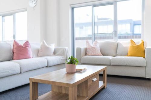 Spacious 3 bed apartment near airport with parking