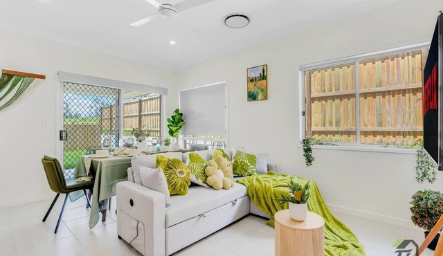 Spacious 5-Bedroom Home in Deebing Heights in Deebing Heights