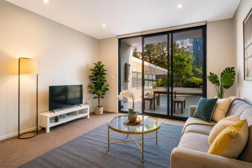 SPACIOUS COURTYARD APT 3BR 1CAR - Nr Station, Eats, CBD & Airport