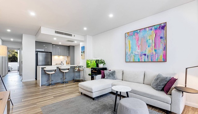 Spacious, fresh 2 bedroom, 2 bathroom apartment. Both bedrooms have ensuites.