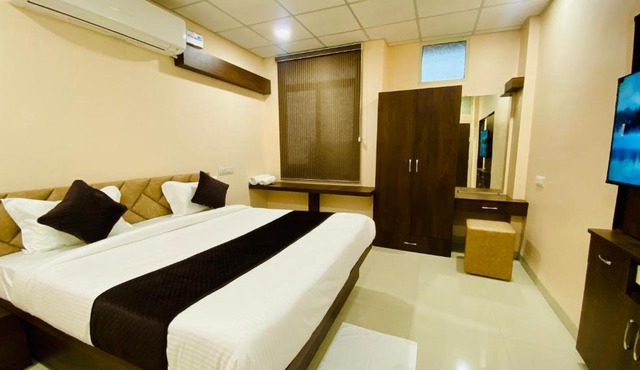 Stay10 B&M LUXURY ACCOMDATION in Indore