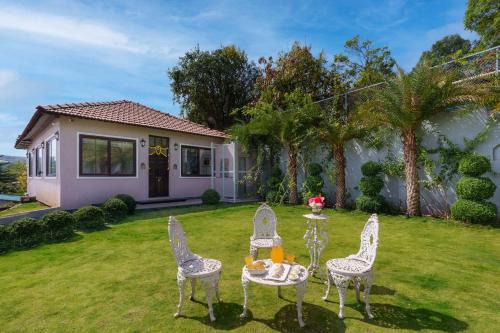 StayVista at Lawn House - Shrimant Wada Royal Stay