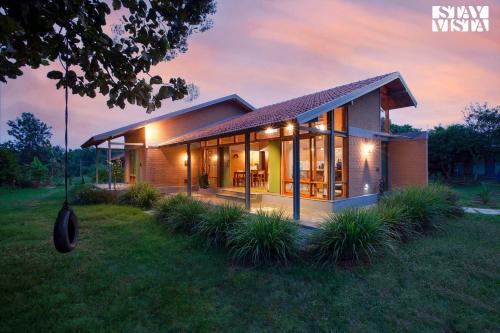 StayVista at Sunnyside Farmstay with Bonfire & Lawn