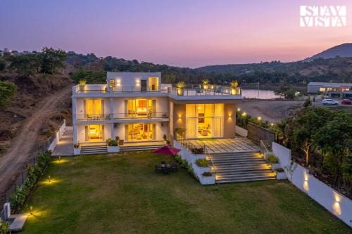 StayVista at Vayu Farm with BBQ, Bonfire & Lake View