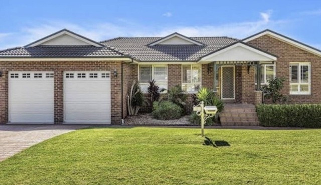 Stones throw away from several beaches, Shellcove Marina, Shellharbour village, in Flinders