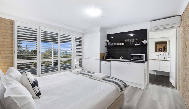 Studio @ #OMG Steps to Beach, Couples Getaway, kitchenette - free wifi