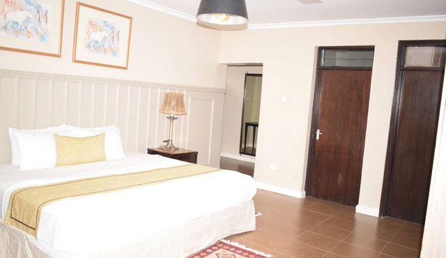 Studio Suite ensuite with Bath tab