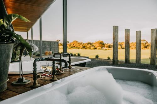 Stunning couples getaway - Outdoor cinema and fire in Warrnambool