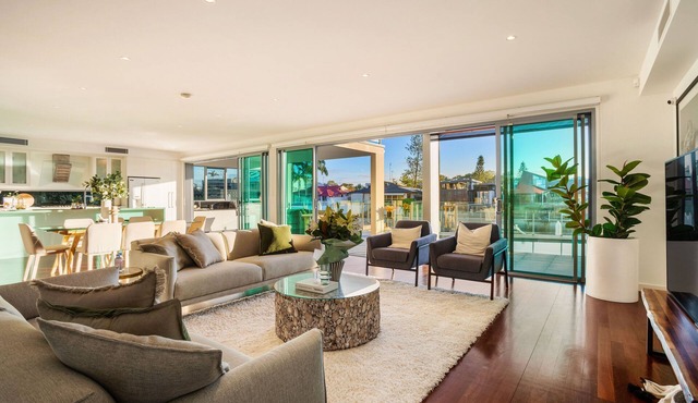Stunning Waterfront home on the Gold Coast*Heated Pool* Pet Friendly.