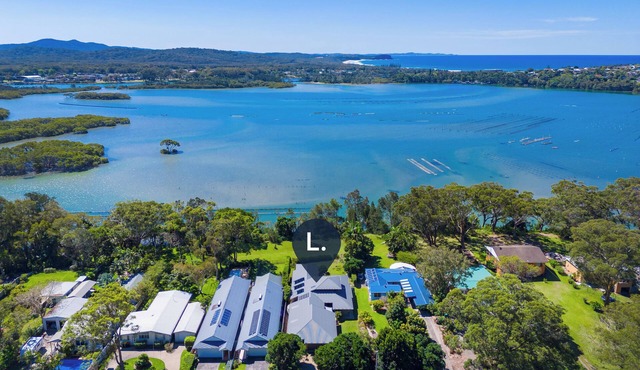 Stylish 5-Bedroom Retreat with Jetty Access