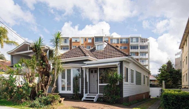 Stylish Coastal Cottage | Walk to Beach | Sleeps 6