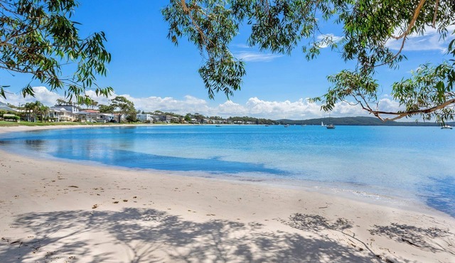 Stylish Modern duplex close to beach and shops