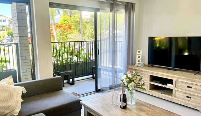 Sun Sand and Suite Dreams - 2-br suite w/large bathroom in Tugun, pet-friendly!