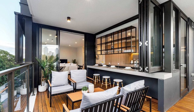 Sunny Inner City Luxury with Park Views