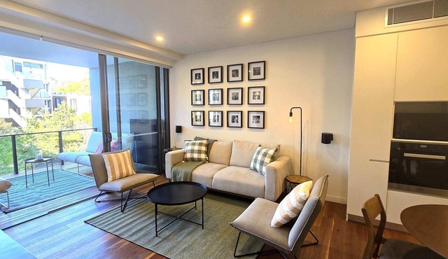 Swanky 2 bed apt with parking - Easy city access