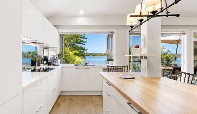 The Lakehouse - Exclusive Waterfront Escape
