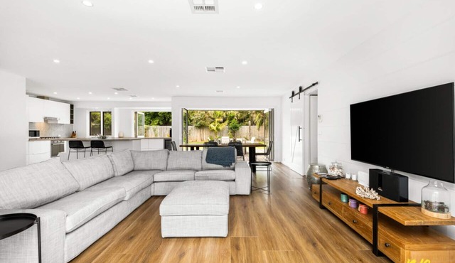 The Esplanade- Beach front, Luxury, Sleeps 8, Luxury, Parking, Aircon in Indented Head