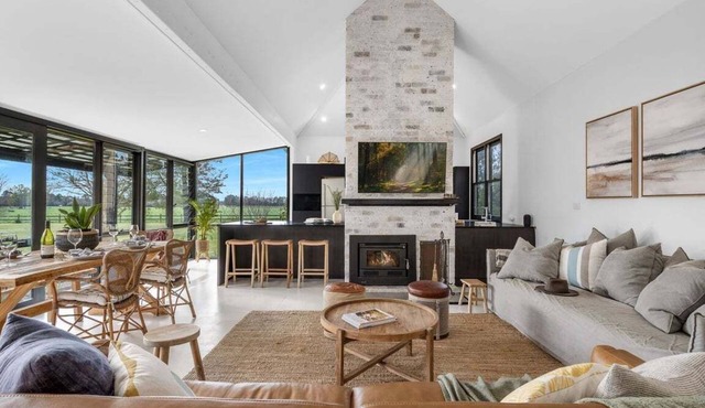 The Lodge - Historic Getaway in a Prime Destination