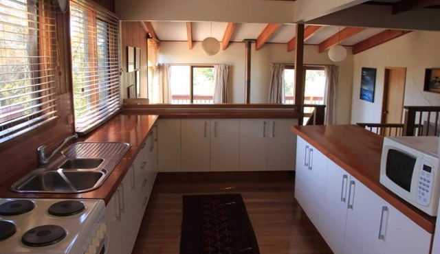 The Tree House Eden - 3 Bedroom house with Stunning bushland setting - 5+ nights