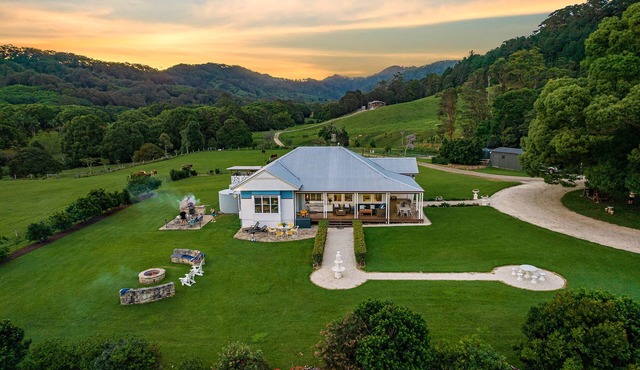 THE VALE, Luxury Farm Homestead, Spa/Hot Tub, Fire Pit, Wood Fired Pizza Oven