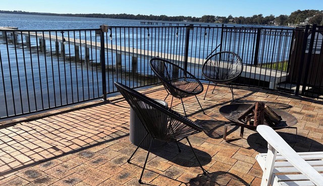 Toukley Waterfront Holiday Home perfect for mutligenerational families,Sleeps 14