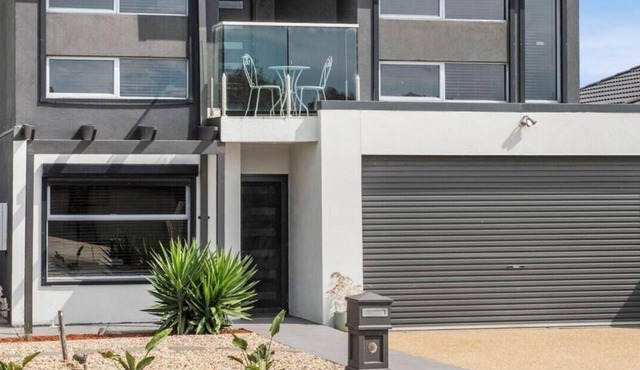 Tranquil Turnberry - Modern home, only 350 metres to St Leonards town centre.