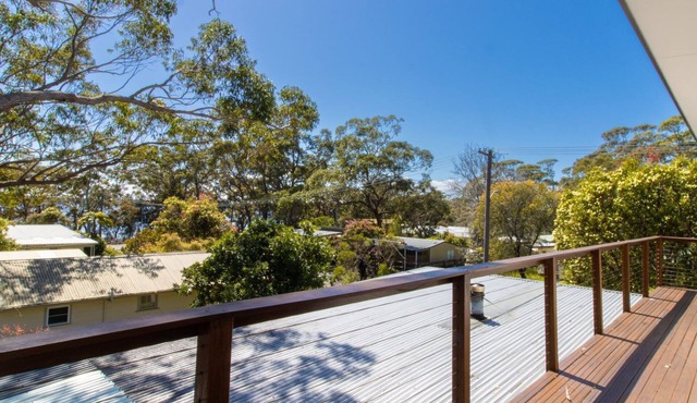 Tree Tops - Just metres from beautiful Swan Lake