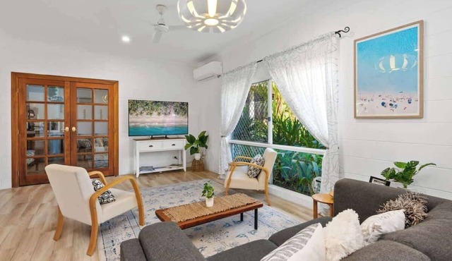 Trinity Charm—Beachside Family Getaway with Pool in Trinity Beach