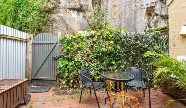 Victorian 4-Bed Terrace in Rocks - Steps from CBD