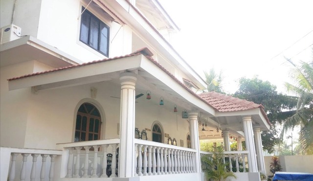 Villa Baywalk Goa, 200 meters from Morjim Beach, 8-bedroom villa with Pool