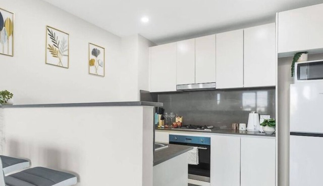 Vivid Unit Next to Campsie 6 mins to train station