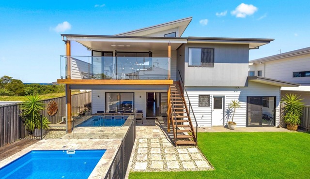 Waterside Escape - family home with pool