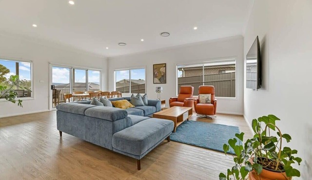 White Haven - Luxe Abode, Mountain Views, Firepit