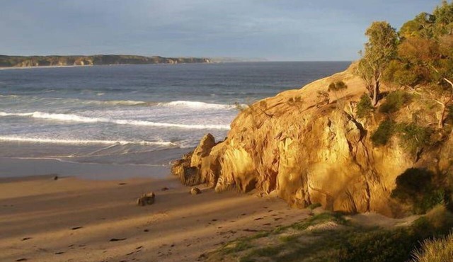 Wonga Beach House- ideally located directly above Tathra Beach!