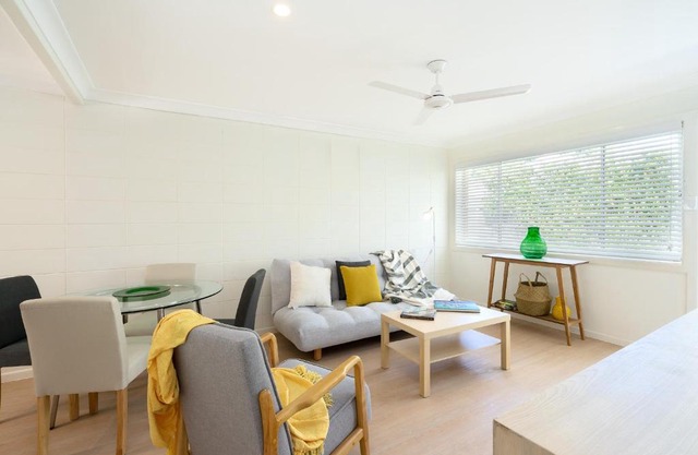 Spacious and Bright Apartment Minutes to the Beach