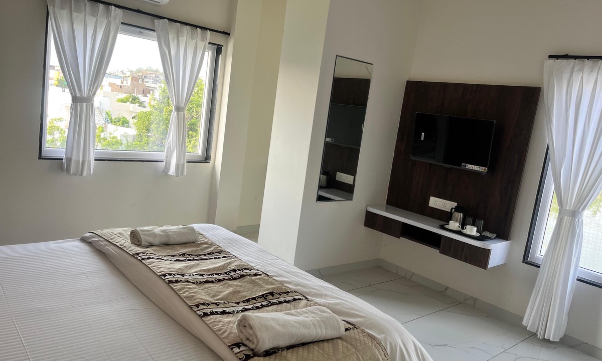 Lake Swaroop Sagar Hotel | Jeel Pearl Hotel