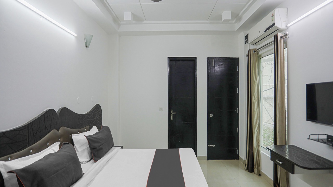 Photo of Bedroom in Sushant Lok