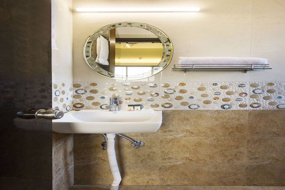Photo of Bathroom in Mahabaleshwar