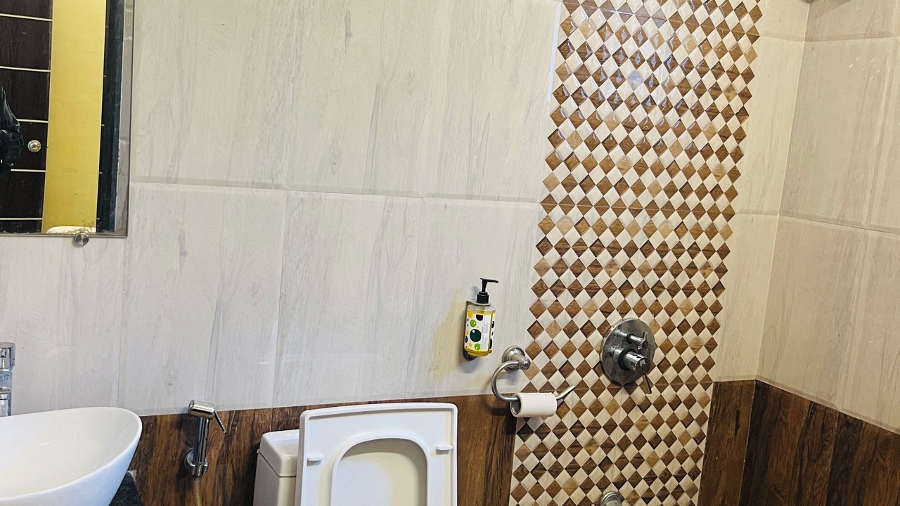 Photo of Bathroom in Mahabaleshwar