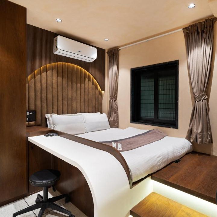Photo of Bedroom in Pali Hill