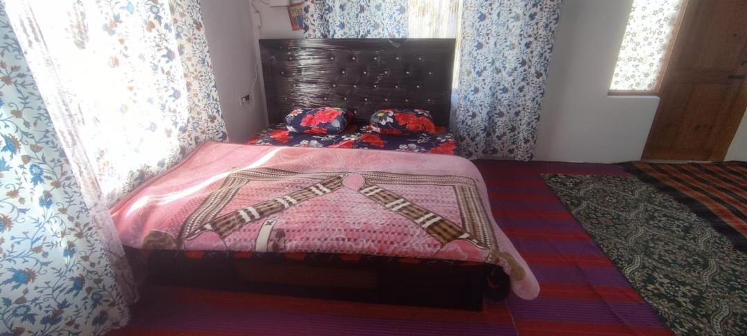 Photo of Bedroom in Dal Lake