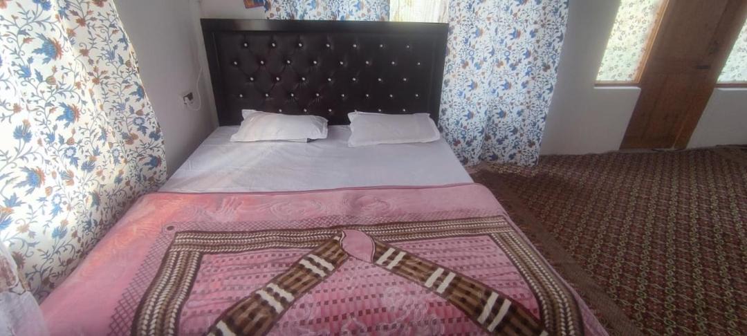 Photo of Bedroom in Dal Lake