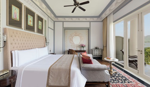 Flamingo Signature Room with Balcony King Bed