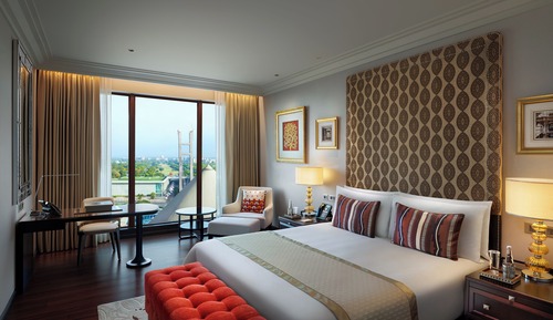 Basic Room, 1 King Bed, Courtyard View (Central Vista View)