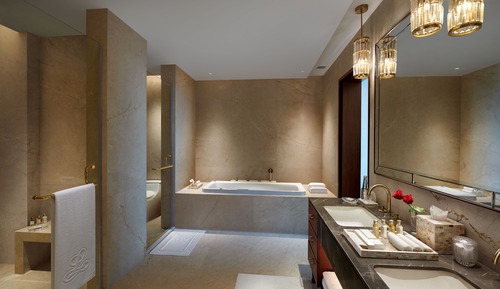 Suite, 1 King Bed, Courtyard View