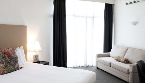 Studio, 1 King Bed, Accessible